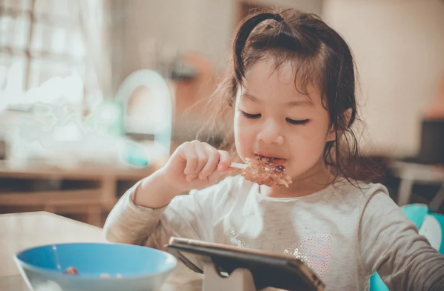 dampak screen time anak, anak makan sambil nonton, screen time saat makan, pola makan anak sehat, tips mengatasi anak susah makan, motorik halus anak, interaksi sosial anak